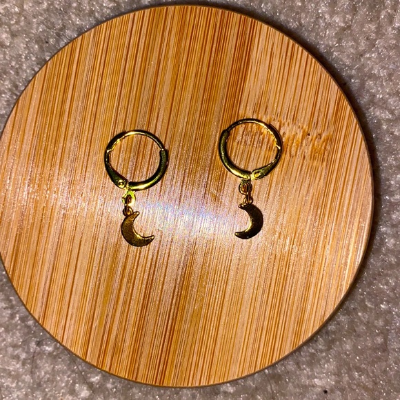 Gold dangly moon earrings - Picture 1 of 2